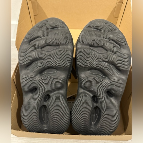 Yeezy Foam RNR - Picture 8 of 10
